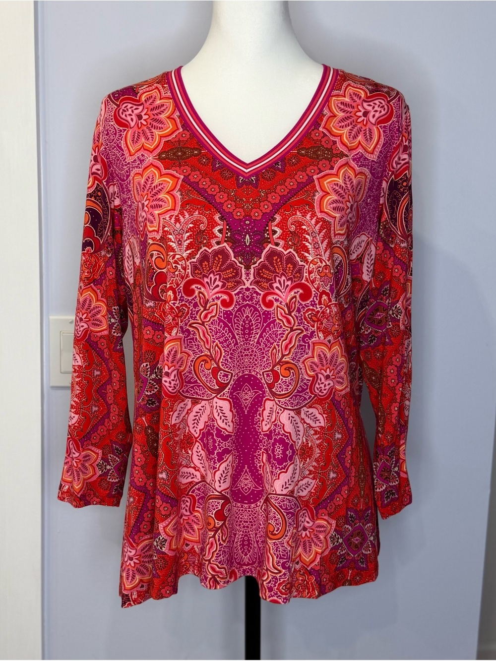 Johnny Was Janie Favorite 3/4 sleeve V-Neck Floral Paisley Red/Pink Tee. Size L.